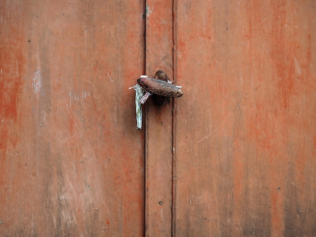 Foto close-up de uma porta metálica enferrujada