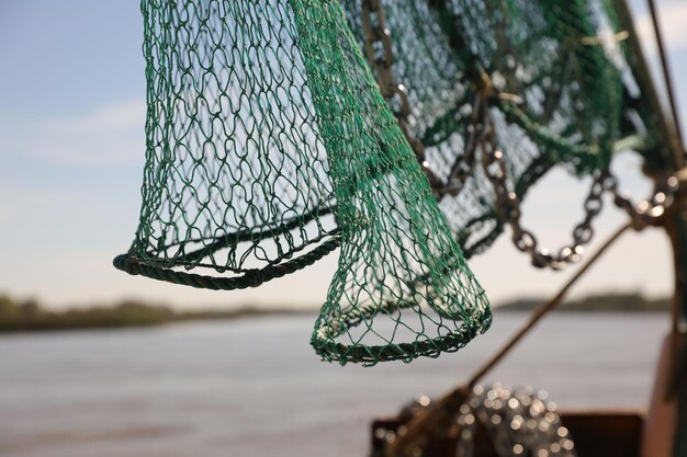 Foto close-up de uma rede de pesca contra o céu azul