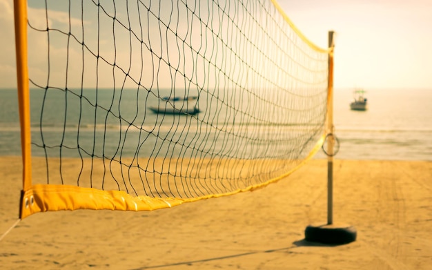 Close-up de uma rede de vôlei de praia na praia contra o céu