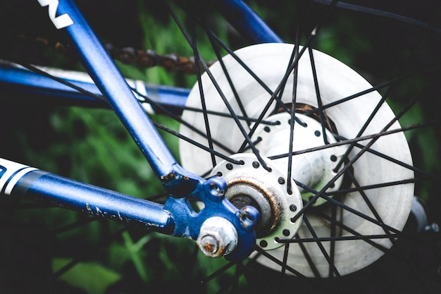 Foto close-up de uma roda de bicicleta