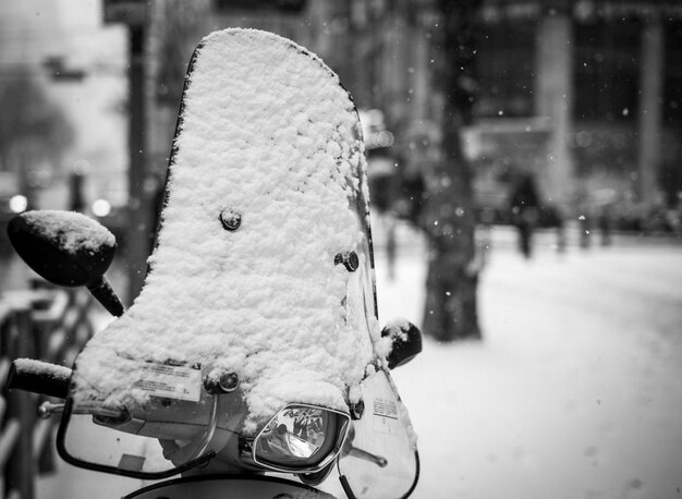 Foto close-up de uma rua coberta de neve