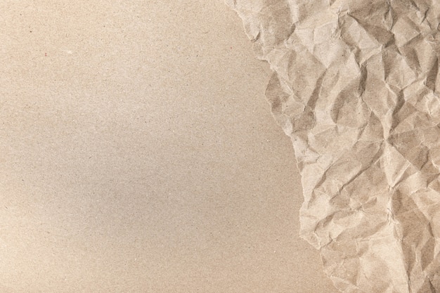 Close up de uma ruga marrom reciclada amassada com textura de papel