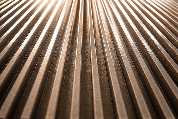 Close-up de uma superfície de metal ondulada dourada