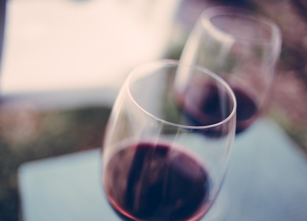 Close-up de uma taça de vinho servida na mesa