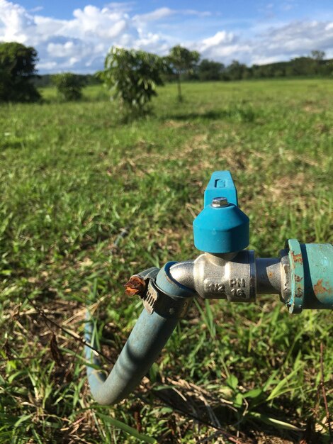 Foto close-up de uma torneira de água no jardim