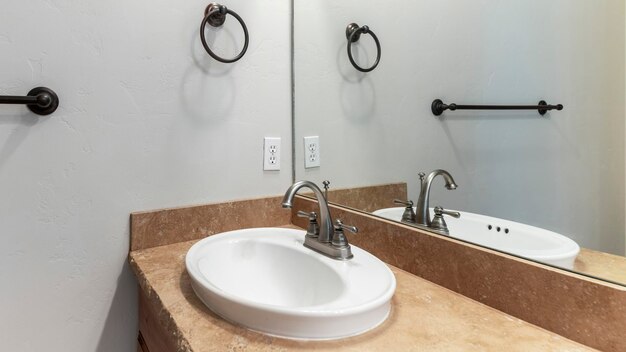 Foto close-up de uma torneira na casa de banho em casa