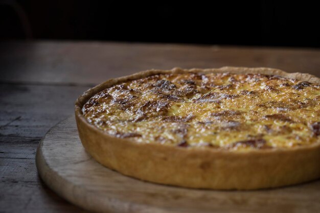 Foto close-up de uma torta salgada na tábua de cortar