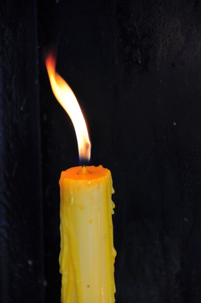 Foto close-up de uma vela ardente