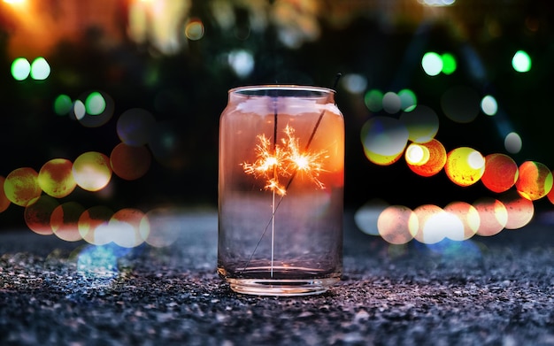 Foto close-up de uma vela de chá iluminada na mesa