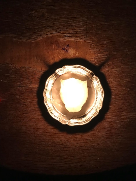 Foto close-up de uma vela de luz iluminada