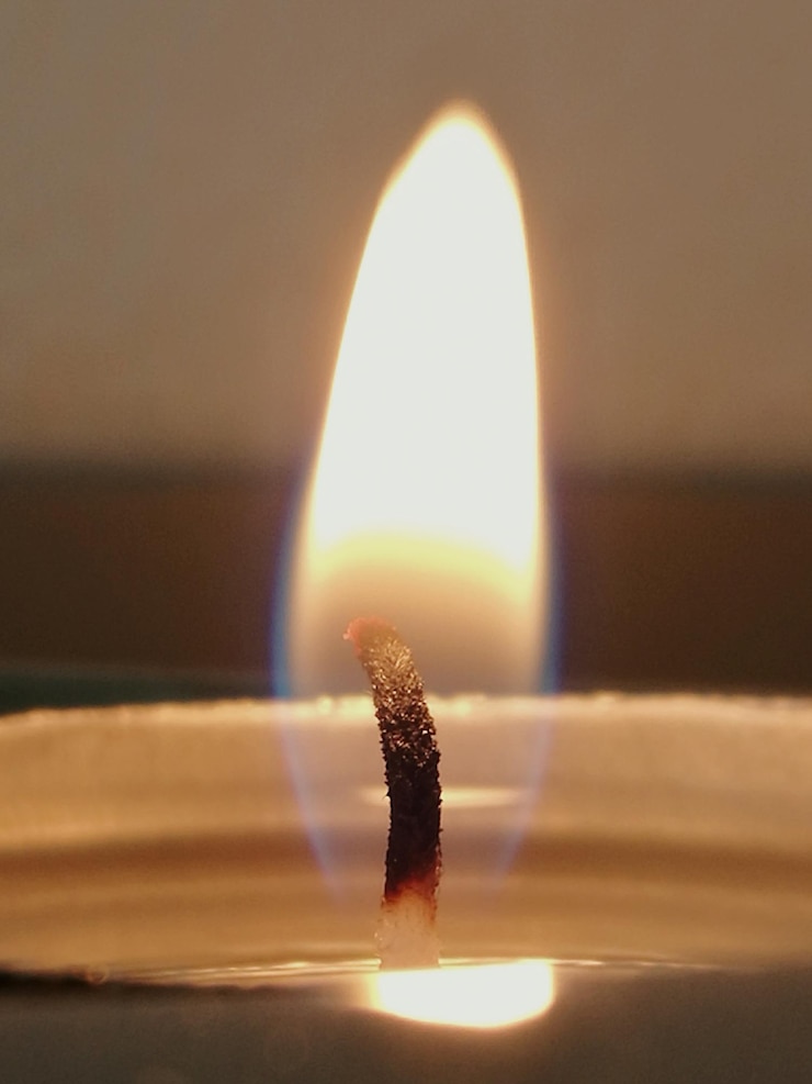 Foto close-up de uma vela iluminada
