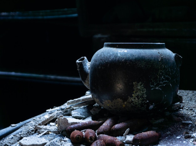 Foto close-up de uma velha chávena de chá na mesa