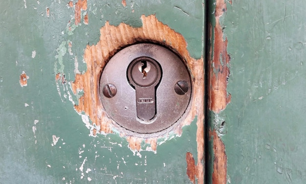 Foto close-up de uma velha porta de metal enferrujada