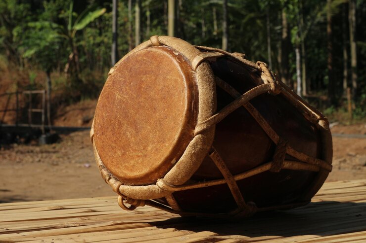 Foto close-up de uma velha roda enferrujada