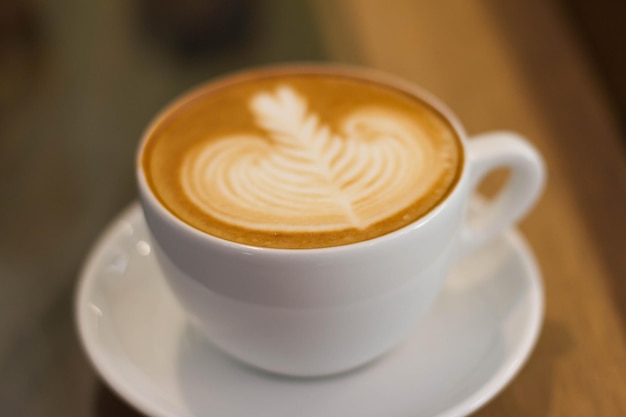 Close-up de uma xícara de café branca