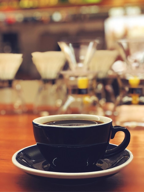 Foto close-up de uma xícara de café na mesa de um café