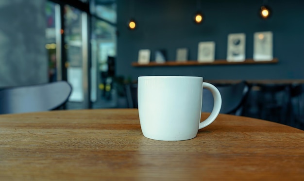 Close-up de uma xícara de café na mesa em casa