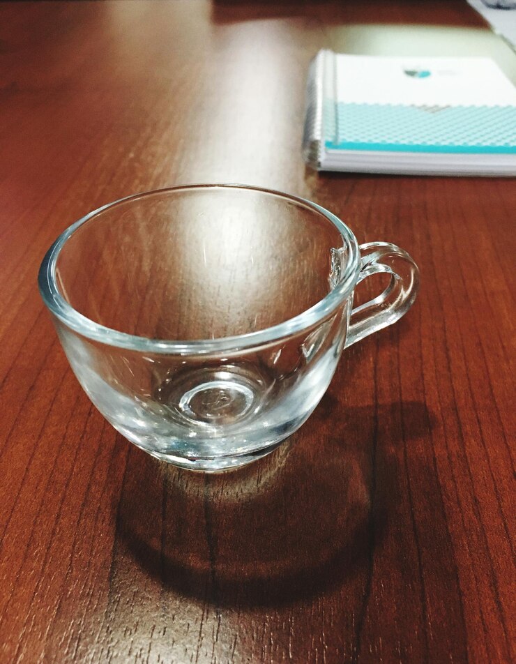 Foto close-up de uma xícara de café na mesa