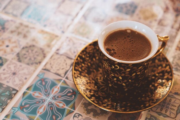 Foto close-up de uma xícara de café na mesa