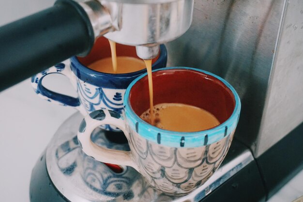 Foto close-up de uma xícara de café na mesa