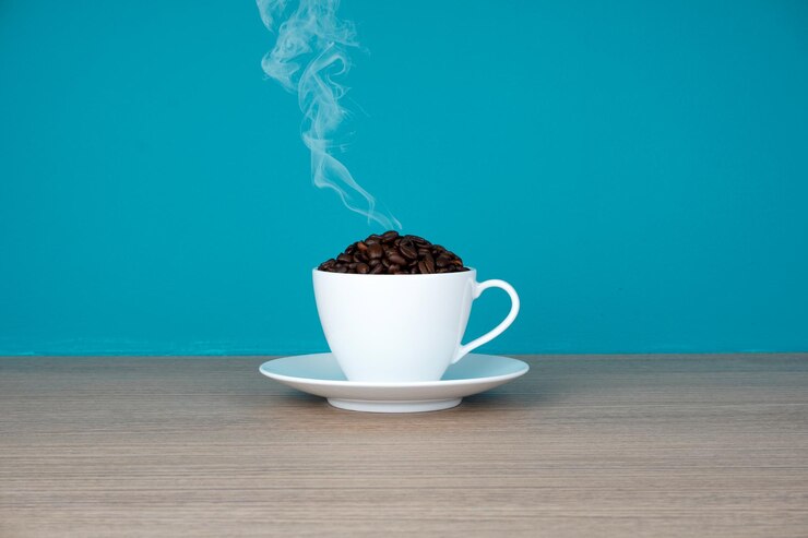 Foto close-up de uma xícara de café na mesa