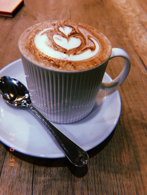 Foto close-up de uma xícara de café na mesa