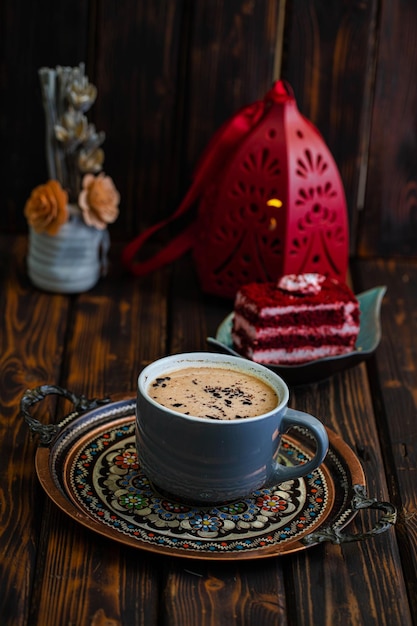 Foto close-up de uma xícara de café na mesa