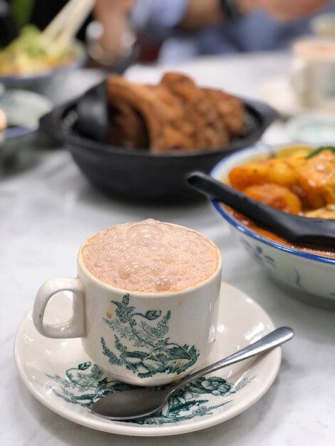 Foto close-up de uma xícara de café na mesa