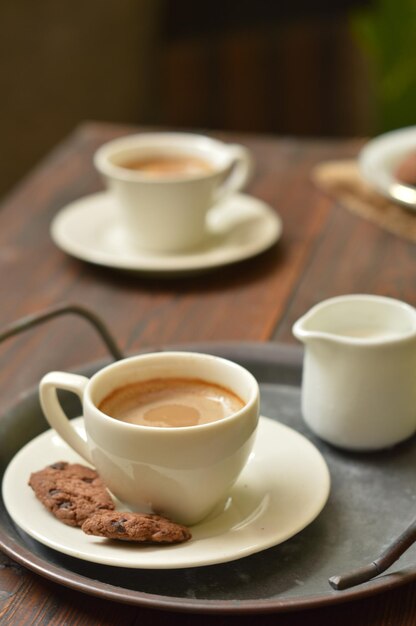 Foto close-up de uma xícara de café na mesa