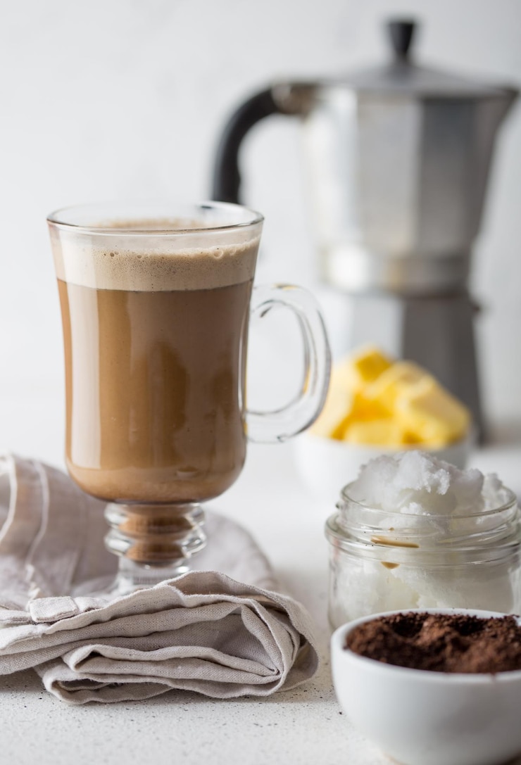 Foto close-up de uma xícara de café na mesa