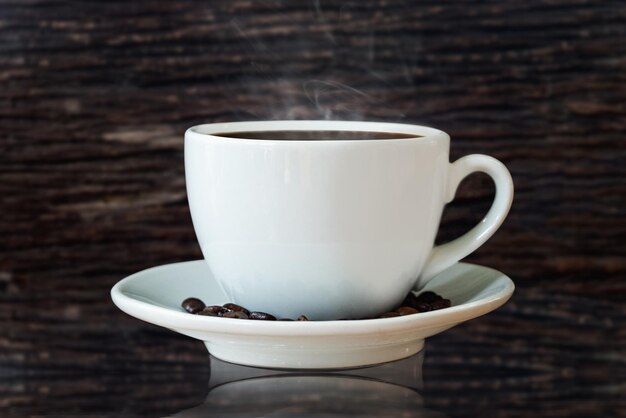 Foto close-up de uma xícara de café na mesa