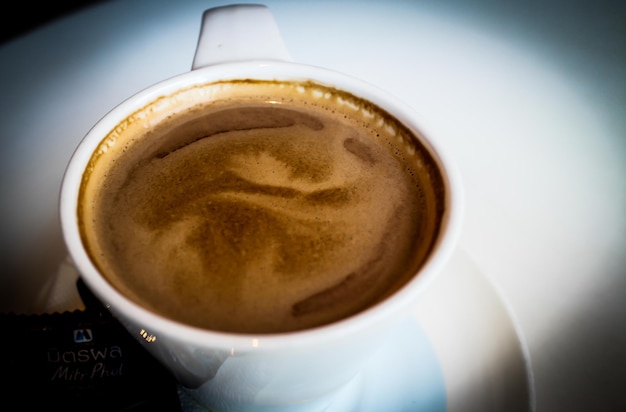 Foto close-up de uma xícara de café na mesa