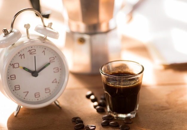 Foto close-up de uma xícara de café na mesa