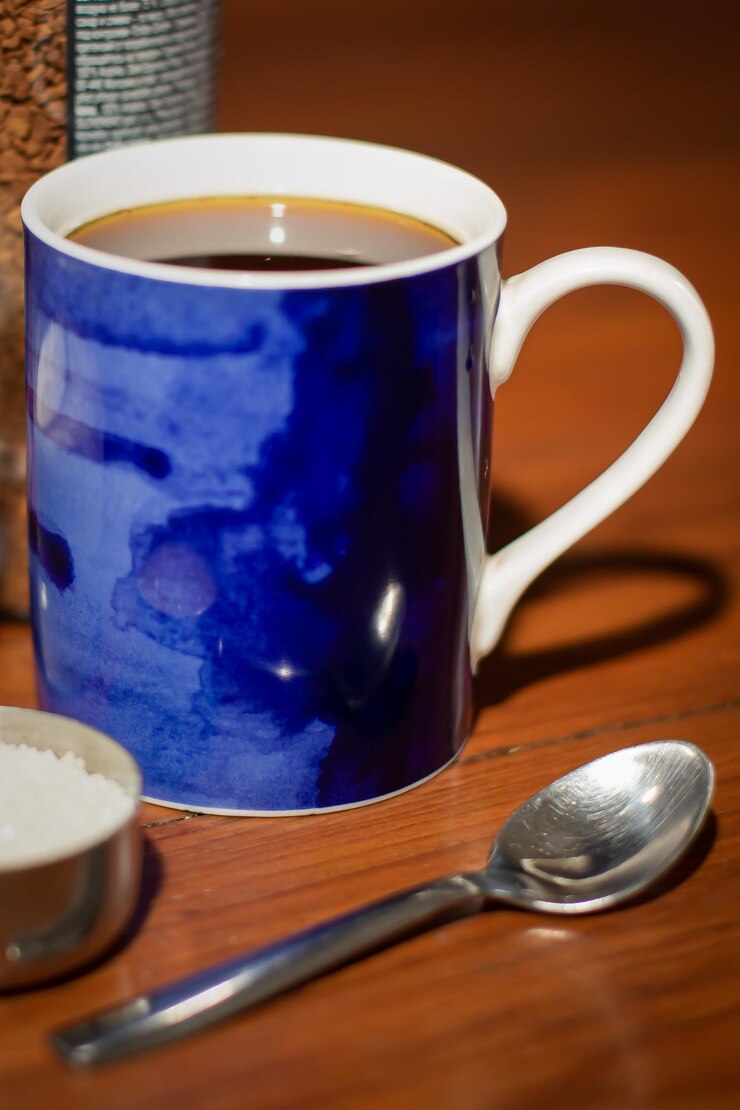 Foto close-up de uma xícara de café na mesa