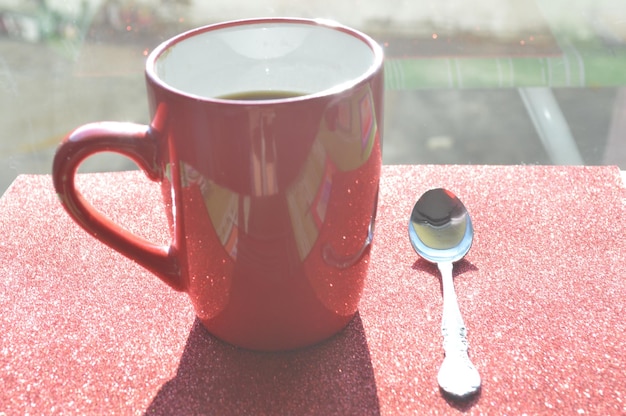 Foto close-up de uma xícara de café na mesa