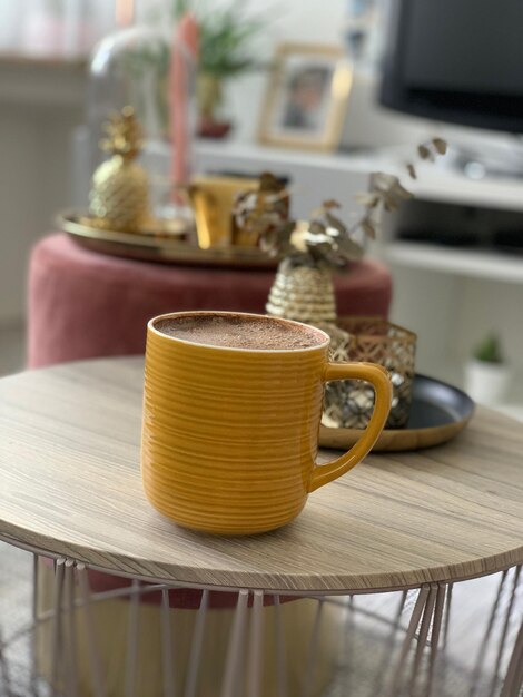 Foto close-up de uma xícara de café na mesa