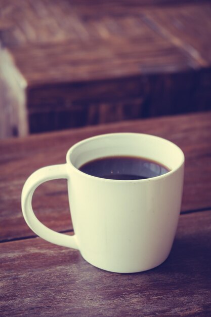 Foto close-up de uma xícara de café na mesa