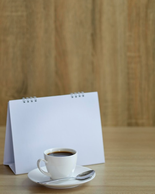 Foto close-up de uma xícara de café na mesa