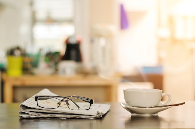 Foto close-up de uma xícara de café na mesa