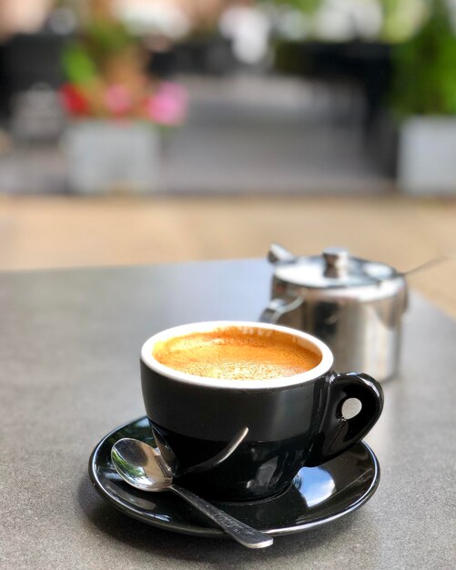 Foto close-up de uma xícara de café na mesa