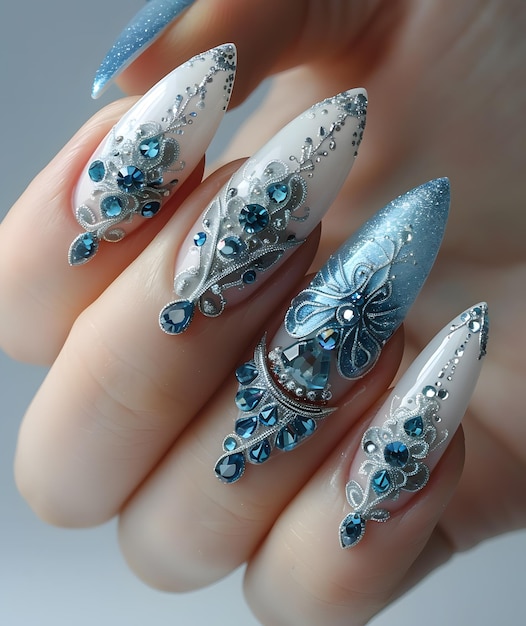 Close-up de unhas de mulheres adornadas com decorações azuis e prateadas