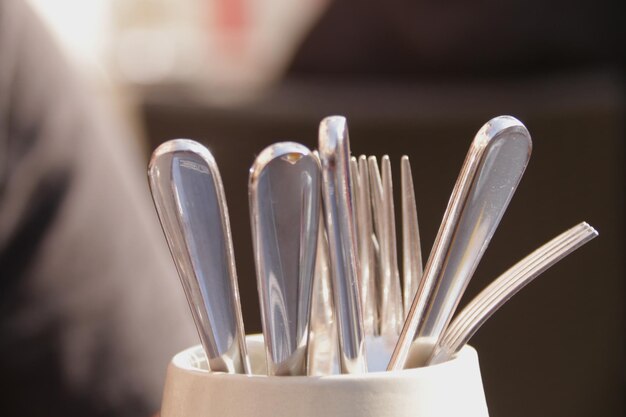 Foto close-up de utensílios de comer em caneca