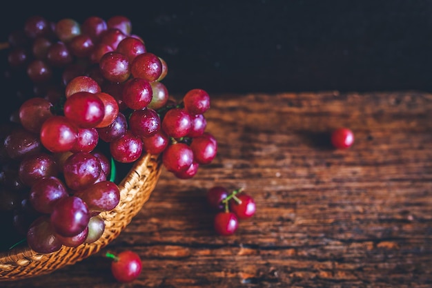 Close-up de uvas em uma tigela em uma mesa de madeira