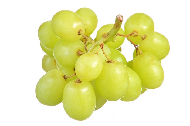 Close-up de uvas frescas contra fundo branco