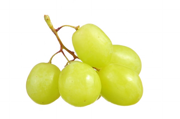 Close-up de uvas verdes em fundo branco