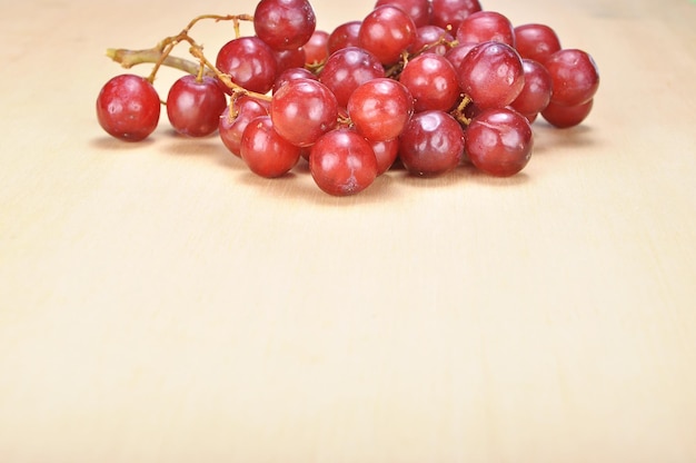 Close-up de uvas vermelhas com espaço de cópia