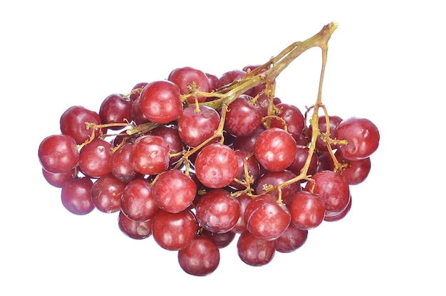 Close-up de uvas vermelhas contra fundo branco
