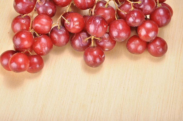 Close-up de uvas vermelhas em uma mesa