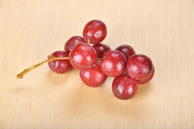 Close-up de uvas vermelhas na mesa