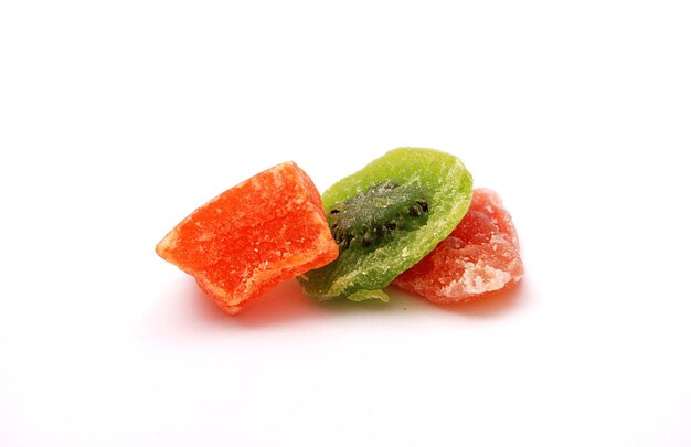 Close-up de várias frutas contra fundo branco